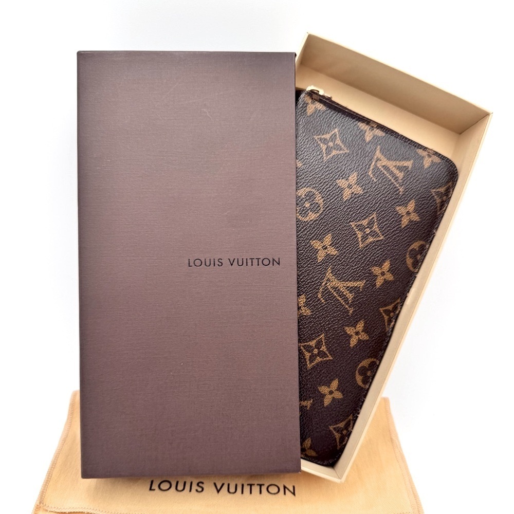 Full Inclusion Louis Vuitton Monogram Canvas Zippy Organizer Wallet.